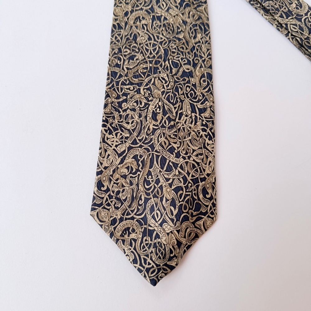 Men’s The Morgan Library Celtic Knot And Dog Pattern Silk Necktie - Picture 2 of 5